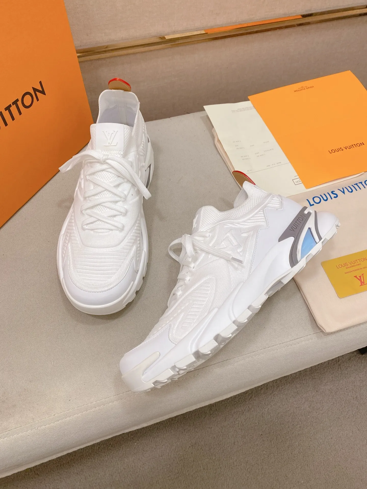 Men's Men's Shoes💰: 620💰The high version of the LV Runner Tatic sneakers are made of a whole piece of technical knitting to create an easy-to-take-on design, and are trimmed with cow leather to outline the upper. The LV logo on the side creates a dynamic feel among the textures, and the leather back strap is shaped like the handle fasteners in the Louis Vuitton leather goods collection. Mixed materials Laces Louis Vuitton accents Rubber outsole with Vuitton logo Size 39-44 Customizable 38.45.46